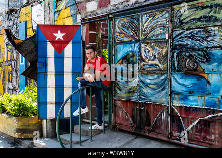 Un beau jeune homme au Callejon de Hamel dans le centre de La Havane Banque D'Images