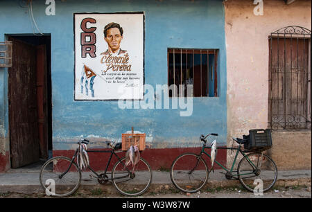 Poisson frais sur des vélos sur coin de rue dans la région de Trinidad, Cuba Banque D'Images