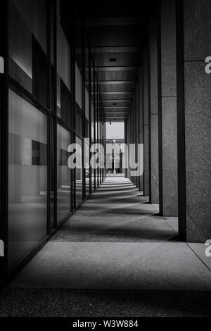 Ombres sur un symétrique à une passerelle extérieure PNC Plaza dans le centre-ville de Pittsburgh, Pennsylvanie, Banque D'Images