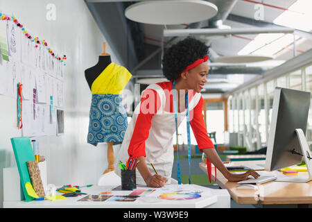 Designer de mode féminine à un croquis dessin 24 Banque D'Images