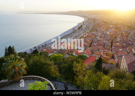 NICE, FRANCE - 16 AVRIL 2018- vue Paysage au coucher du soleil de la Promenade des Anglais le long de la mer Méditerranée à Nice, Côte d'Azur. Banque D'Images