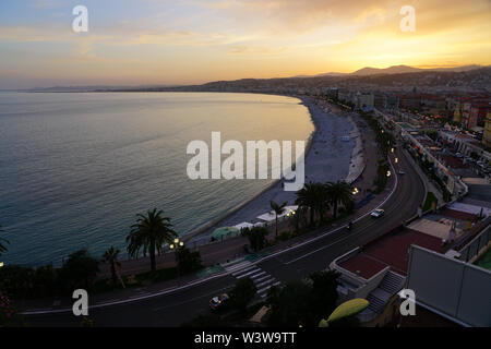 NICE, FRANCE - 16 AVRIL 2018- vue Paysage au coucher du soleil de la Promenade des Anglais le long de la mer Méditerranée à Nice, Côte d'Azur. Banque D'Images