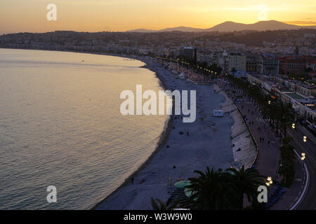 NICE, FRANCE - 16 AVRIL 2018- vue Paysage au coucher du soleil de la Promenade des Anglais le long de la mer Méditerranée à Nice, Côte d'Azur. Banque D'Images