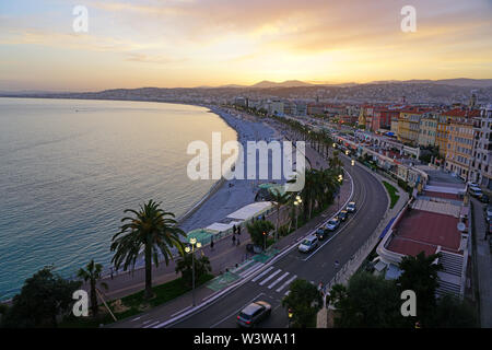NICE, FRANCE - 16 AVRIL 2018- vue Paysage au coucher du soleil de la Promenade des Anglais le long de la mer Méditerranée à Nice, Côte d'Azur. Banque D'Images