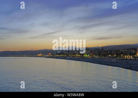 NICE, FRANCE - 16 AVRIL 2018- vue Paysage au coucher du soleil de la Promenade des Anglais le long de la mer Méditerranée à Nice, Côte d'Azur. Banque D'Images