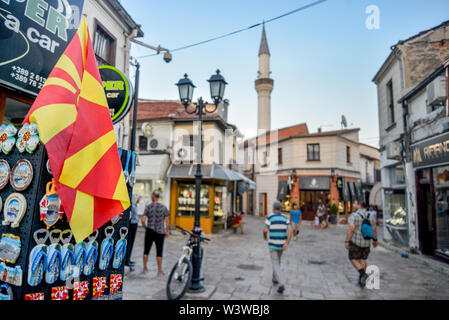 Macédoine SKOPJE, AMÉRIQUE DU NORD - 23 août 2019 : vieux bazar, drapeau macédonien se bloque à l'extérieur de magasin de souvenirs touristiques, avec scène de rue et la mosquée,floues dans le backg Banque D'Images
