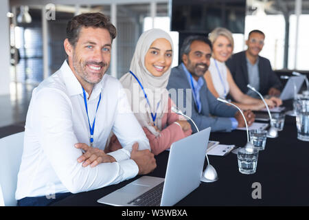 Les gens assis ensemble à table en réunion de conférence Banque D'Images