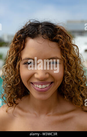 Happy woman looking at camera Banque D'Images