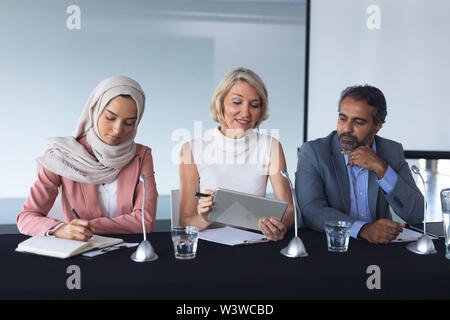 Les gens assis ensemble à table en réunion de conférence Banque D'Images
