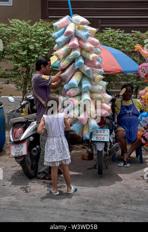 L'achat d'enfant candy à un vendeur de rue Banque D'Images