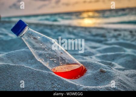 Cette photo montre une bouteille de plastique de la mer à la plage des Maldives Banque D'Images