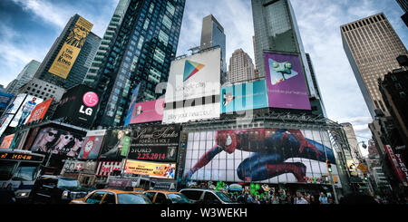 La ville de New York, USA - 20 mai 2014 : des panneaux dans Times Square pendant une longue après-midi. Des annonces multiples sont représentés par des sociétés différentes. Banque D'Images