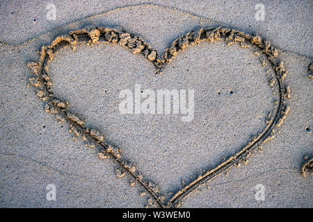 Cette image montre un coeur peint dans le sable d'une île dans les Maldives Banque D'Images