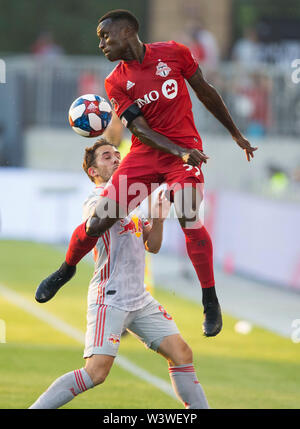 Toronto, Canada. 17 juillet, 2019. Richie Laryea(avant) de Toronto FC rivalise avec Vincent Bezecourt de New York Red Bulls lors de leur 2019 Major League Soccer (MLS) correspondent au BMO Field à Toronto, Canada, le 17 juillet 2019. Le Toronto FC a gagné 3-1. Credit : Zou Zheng/Xinhua/Alamy Live News Banque D'Images