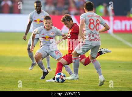 Toronto, Canada. 17 juillet, 2019. Tsubasa Endoh (2e R) de Toronto FC passe le ballon au cours de la 2019 de la Major League Soccer(MLS) match contre New York Red Bulls au BMO Field à Toronto, Canada, le 17 juillet 2019. Le Toronto FC a gagné 3-1. Credit : Zou Zheng/Xinhua/Alamy Live News Banque D'Images