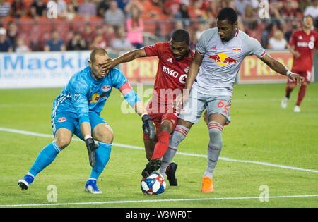 Toronto, Canada. 17 juillet, 2019. Ashtone Morgan (C) de Toronto FC rivalise avec Michael Murillo(R), Luis Robles(L) de New York Red Bulls lors de leur 2019 Major League Soccer (MLS) correspondent au BMO Field à Toronto, Canada, le 17 juillet 2019. Le Toronto FC a gagné 3-1. Credit : Zou Zheng/Xinhua/Alamy Live News Banque D'Images