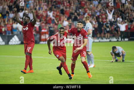 Toronto, Canada. 17 juillet, 2019. Ashtone Morgan(2L) de Toronto FC célèbre lors de la notation 2019 la Major League Soccer(MLS) match contre New York Red Bulls au BMO Field à Toronto, Canada, le 17 juillet 2019. Le Toronto FC a gagné 3-1. Credit : Zou Zheng/Xinhua/Alamy Live News Banque D'Images