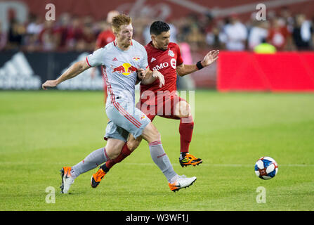 Toronto, Canada. 17 juillet, 2019. Marco Delgado(R) de Toronto FC rivalise avec Tim Parker de New York Red Bulls lors de leur 2019 Major League Soccer (MLS) correspondent au BMO Field à Toronto, Canada, le 17 juillet 2019. Le Toronto FC a gagné 3-1. Credit : Zou Zheng/Xinhua/Alamy Live News Banque D'Images