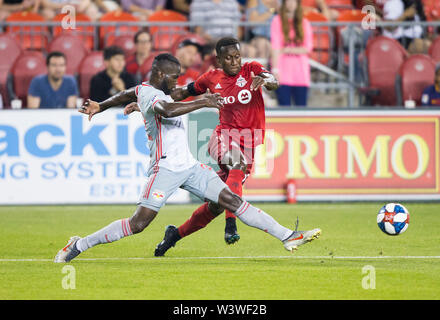 Toronto, Canada. 17 juillet, 2019. Richie Laryea (R) de Toronto FC rivalise avec Kemar Lawrence de New York Red Bulls lors de leur 2019 Major League Soccer (MLS) correspondent au BMO Field à Toronto, Canada, le 17 juillet 2019. Le Toronto FC a gagné 3-1. Credit : Zou Zheng/Xinhua/Alamy Live News Banque D'Images