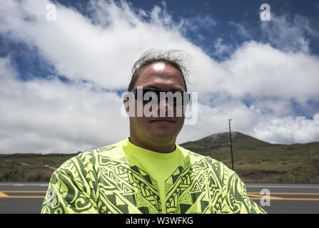 Mauna Kea, Hawaii, USA. 17 juillet, 2019. MAKA MAHI, de Kailua-Kona, attend à l'extérieur de la fermeture de route de Daniel K. Inouye Autoroute. Les militants se sont réunis à la route en défense de Mauna Kea, une montagne de nombreux hawaïens considèrent sacré, et où l'édifice sera à partir d'un télescope massive. MAHI était là ''juste lutte pour les Hawaïens. Credit : Ronit Fahl/ZUMA/Alamy Fil Live News Banque D'Images