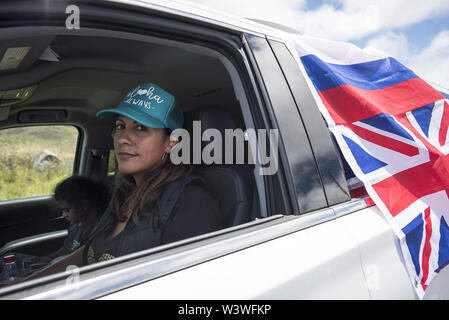 Mauna Kea, Hawaii, USA. 17 juillet, 2019. LANIRAE PEDRO, d'Oahu, attend à l'extérieur de la fermeture de route de Daniel K. Inouye Autoroute. Les militants se sont réunis à la route en défense de Mauna Kea, une montagne de nombreux hawaïens considèrent sacré, et où l'édifice sera à partir d'un télescope massive. Dans la région de Pedro's Words : ''Nous avons volé dans d'Oahu comme protecteurs de notre montagne Mauna [] pour partager nos aloha avec elle.La seule façon mes enfants savent l'importance, ils ont d'être ici alors je l'eux. Credit : Ronit Fahl/ZUMA/Alamy Fil Live News Banque D'Images