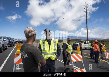 Mauna Kea, Hawaii, USA. 17 juillet, 2019. La police et les employés de l'Hawaii Island Ministère des Transports homme Barrages limitant l'accès à la route d'accès de Mauna Kea, le site des manifestations en réponse à la construction d'un télescope massive de terres que beaucoup considèrent les autochtones hawaiiens sacré. Credit : Ronit Fahl/ZUMA/Alamy Fil Live News Banque D'Images