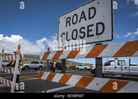 Mauna Kea, Hawaii, USA. 17 juillet, 2019. La police et les employés de l'Hawaii Island Ministère des Transports homme Barrages limitant l'accès à la route d'accès de Mauna Kea, le site des manifestations en réponse à la construction d'un télescope massive de terres que beaucoup considèrent les autochtones hawaiiens sacré. Credit : Ronit Fahl/ZUMA/Alamy Fil Live News Banque D'Images