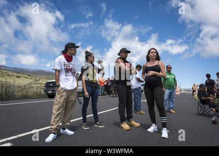 Mauna Kea, Hawaii, USA. 17 juillet, 2019. Les militants se sont réunis à la route en défense de Mauna Kea, une montagne de nombreux hawaïens considèrent sacré, et où l'édifice sera à partir d'un télescope massive. Credit : Ronit Fahl/ZUMA/Alamy Fil Live News Banque D'Images