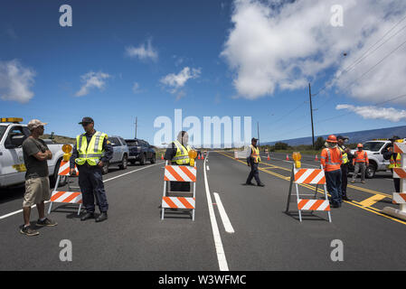 Mauna Kea, Hawaii, USA. 17 juillet, 2019. La police et les employés de l'Hawaii Island Ministère des Transports homme Barrages limitant l'accès à la route d'accès de Mauna Kea, le site des manifestations en réponse à la construction d'un télescope massive de terres que beaucoup considèrent les autochtones hawaiiens sacré. Credit : Ronit Fahl/ZUMA/Alamy Fil Live News Banque D'Images