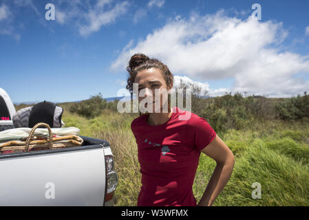 Mauna Kea, Hawaii, USA. 17 juillet, 2019. ALLI GRADY attend à l'extérieur de la fermeture de route de Daniel K. Inouye Autoroute. Les militants se sont réunis à la route en défense de Mauna Kea, une montagne de nombreux hawaïens considèrent sacré, et où l'édifice sera à partir d'un télescope massive. Credit : Ronit Fahl/ZUMA/Alamy Fil Live News Banque D'Images