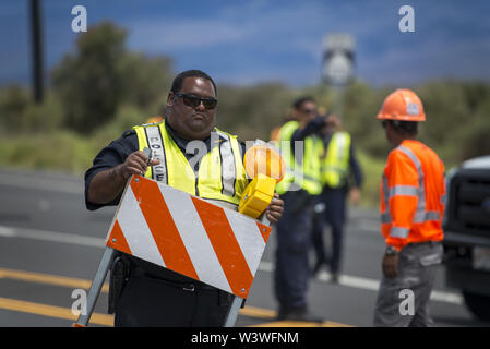 Mauna Kea, Hawaii, USA. 17 juillet, 2019. La police et les employés de l'Hawaii Island Ministère des Transports homme Barrages limitant l'accès à la route d'accès de Mauna Kea, le site des manifestations en réponse à la construction d'un télescope massive de terres que beaucoup considèrent les autochtones hawaiiens sacré. Credit : Ronit Fahl/ZUMA/Alamy Fil Live News Banque D'Images