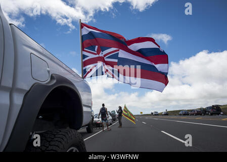 Mauna Kea, Hawaii, USA. 17 juillet, 2019. Les militants se sont réunis à la route en défense de Mauna Kea, une montagne de nombreux hawaïens considèrent sacré, et où l'édifice sera à partir d'un télescope massive. Credit : Ronit Fahl/ZUMA/Alamy Fil Live News Banque D'Images