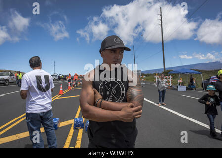 Mauna Kea, Hawaii, USA. 17 juillet, 2019. Les militants se sont réunis à la route en défense de Mauna Kea, une montagne de nombreux hawaïens considèrent sacré, et où l'édifice sera à partir d'un télescope massive. Credit : Ronit Fahl/ZUMA/Alamy Fil Live News Banque D'Images