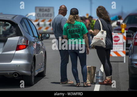 Mauna Kea, Hawaii, USA. 17 juillet, 2019. Les militants se sont réunis à la route en défense de Mauna Kea, une montagne de nombreux hawaïens considèrent sacré, et où l'édifice sera à partir d'un télescope massive. Credit : Ronit Fahl/ZUMA/Alamy Fil Live News Banque D'Images