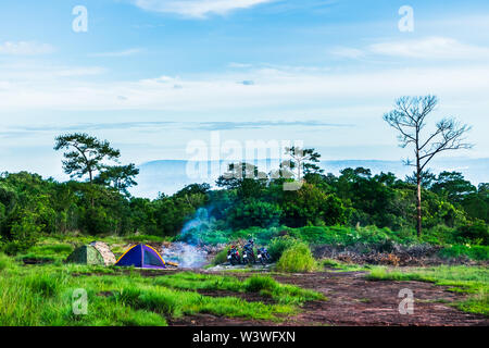 Camping dans la forêt tropicale, moto à Phu Hin Rong Kla Parc National. Province de Phitsanulok, Thaïlande. Camp de tentes de moto. Banque D'Images