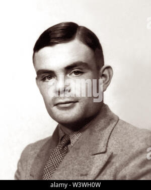 Alan Mathison Turing (1912-1954), un mathématicien britannique, est largement considéré comme le père de l'informatique théorique et de l'intelligence artificielle. Pendant la Seconde Guerre mondiale, il a travaillé pour le gouvernement et à l'École Code Cypher Bletchley Park, centre de la Grande-Bretagne qui produit codebreaking ultra de l'intelligence. Pendant un moment, Turing conduit Hut 8 la section responsable de la cryptanalyse de la marine allemande. Turing a joué un rôle pivot dans la fissuration a intercepté des messages codés qui ont aidé les alliés pour vaincre les Nazis. (Photo vers 1930) Banque D'Images