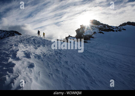 Les randonneurs à pied le long d'une crête au Camp Muir sur le Mont Rainier Banque D'Images