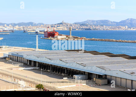 Marseille, France - 8 septembre 2015 : vue sur le port. La ville est une destination populaire pour les bateaux de croisière. Banque D'Images