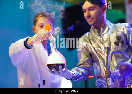 Des expériences dans un laboratoire de chimie. conduire une expérience en laboratoire Banque D'Images