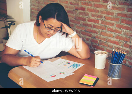 Épuisé Business Woman ayant une situation de stress. Se sentir fatigué et stressé. S'est plaint par son patron. Ainsi le stress et avoir un mal de tête. Banque D'Images