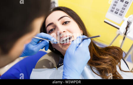 Le patient prendre soin des dents dans la clinique dentaire Banque D'Images