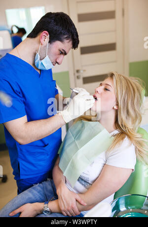 Le patient prendre soin des dents dans la clinique dentaire Banque D'Images