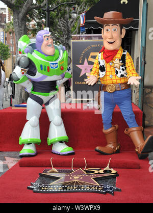 LOS ANGELES, CA. 02 juin 2010 : Toy Story stars Buzz Lightyear (à gauche) & Woody sur Hollywood Boulevard où le compositeur Randy Newman a été honoré aujourd'hui avec une étoile sur le Hollywood Walk of Fame. © 2010 Paul Smith / Featureflash Banque D'Images