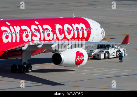 Un Airbus Air Asia A330-343 à l'aéroport international de Haneda, Tokyo, Japon. Banque D'Images