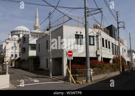 Le dôme et le minaret de la mosquée Tokyo Camii Yoyogi-Uehara, Tokyo, Japon. Banque D'Images