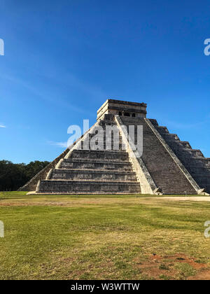 El Castillo (Temple de Kukulcan), une étape mésoaméricain-pyramide, Chichen Itza. C'était une grande ville précolombienne construite par les Mayas Banque D'Images