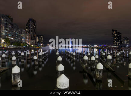 Belle vue de la nuit de Melbourne docklands et Pont Bolte, avec des réflexions sur la rivière Yarra, Melbourne, Australie Banque D'Images