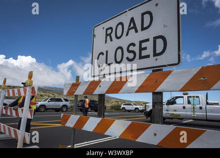 Mauna Kea, Hawaii, USA. 17 juillet, 2019. La police et les employés de l'Hawaii Island Ministère des Transports homme Barrages limitant l'accès à la route d'accès de Mauna Kea, le site des manifestations en réponse à la construction d'un télescope massive de terres que beaucoup considèrent les autochtones hawaiiens sacré. Credit : Ronit Fahl/ZUMA/Alamy Fil Live News Banque D'Images