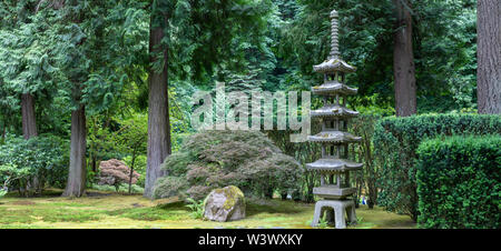 Dans un paisible jardin japonais, une pagode japonaise statue rock à Portland, Oregon Banque D'Images