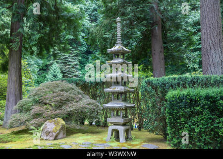 Dans un paisible jardin japonais, une pagode japonaise statue rock à Portland, Oregon Banque D'Images